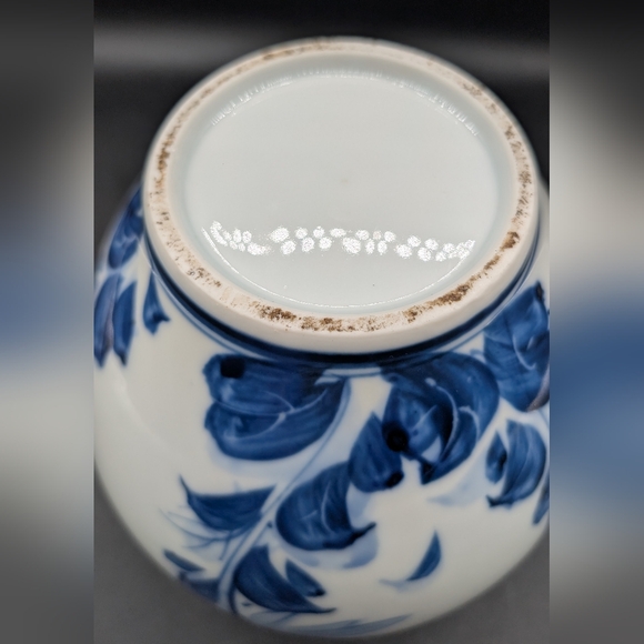 Vintage Japanese Blue & White Hand Painted Floral Tobe Vase, Black Rim - Picture 7 of 12